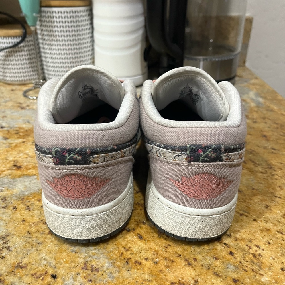 Jordan 1 low size 5.5 - Picture 4 of 9